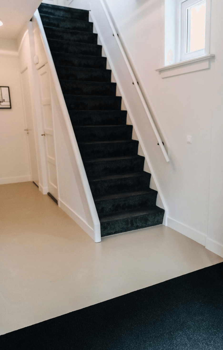 Trap met tapijt zwart